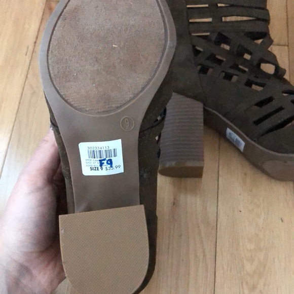 olive green laser cut heeled booties NWT - Picture 4 of 4